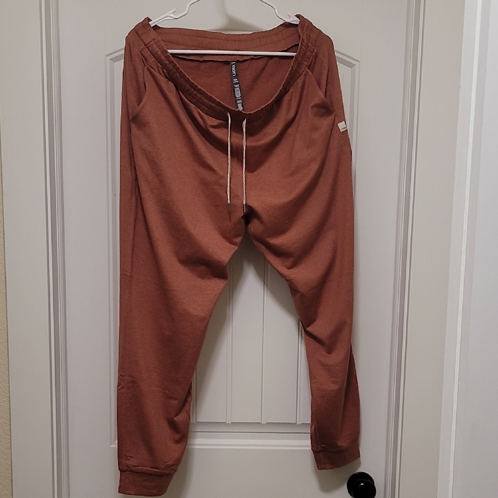 Vuori Women's Joggers in Cinnamon Heather